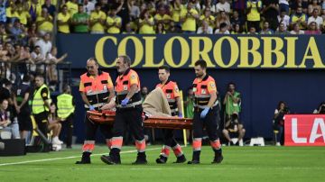 VILLARREAL, 22/09/2024.- El guardameta alemán del FC Barcelona, Marc-André ter Stegen, retirado en camilla tras caer lesionado durante el encuentro correspondiente a la sexta jornada de Laliga EA Sports que disputan hoy Domingo FC Barcelona y Villarreal en el estadio de La Cerámica, en la localidad castellonense. EFE / Andreu Esteba.