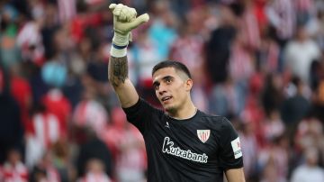 El portero mexicano Álex Padilla saludando a los aficionados en San Mamés después de la victoria de este domingo ante el Celta de Vigo.