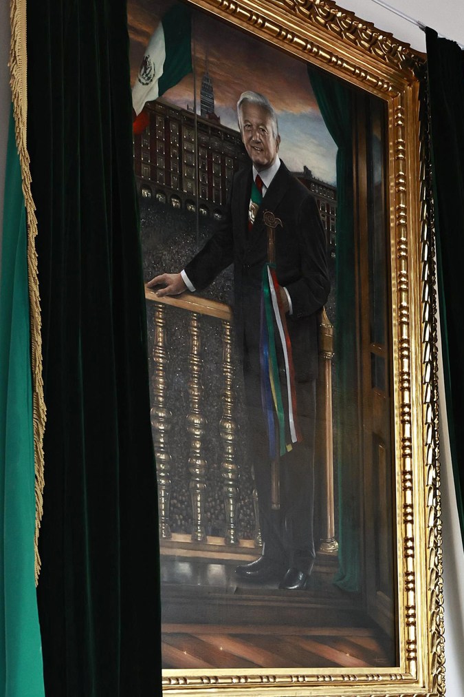 AMLO desvela su retrato oficial de como presidente de México en Palacio Nacional