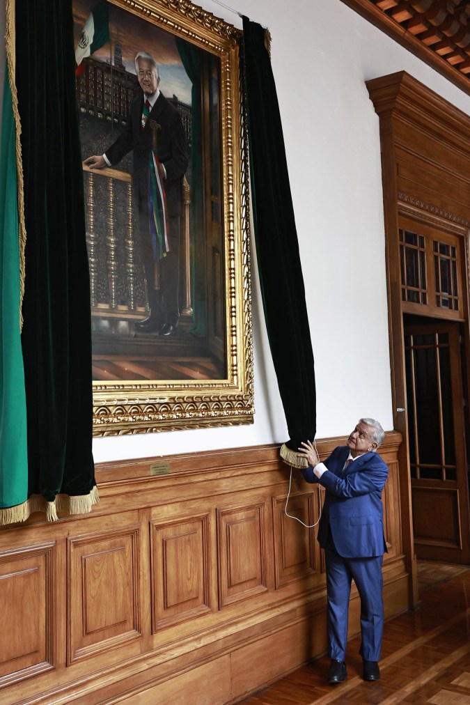 AMLO desvela su retrato oficial de como presidente de México en Palacio Nacional