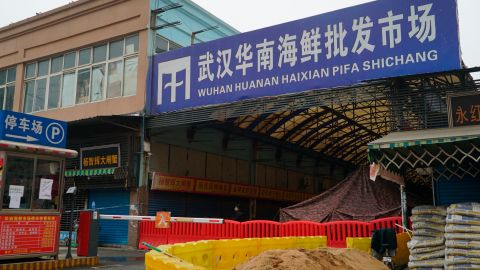 Estudio corrobora origen de COVID en mercado chino de Huanan