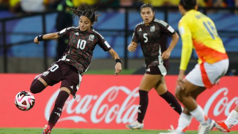 AMDEP6203. MEDELLÍN (COLOMBIA), 06/09/2024.- Fernanda Soto de México remata este viernes, en un partido del grupo A de la Copa Mundial Femenina sub-20 entre las selecciones de México y Colombia en estadio Atanasio Girardot en Medellín (Colombia). EFE/ Luis Eduardo Noriega Arboleda