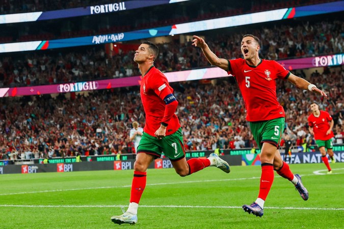 Cristiano Ronaldo celebrando junto a Diogo Dalot la anotación que le dio los tres puntos a la Selección de Portugal este domingo ante Escocia.