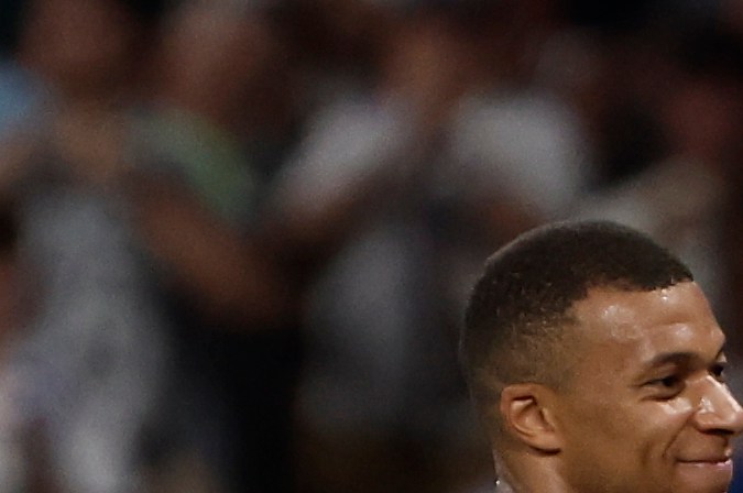 El saludo entre Kylian Mbappé y el director técnico del Real Madrid, Carlo Ancelotti, luego de que el francés fuese sustituido.