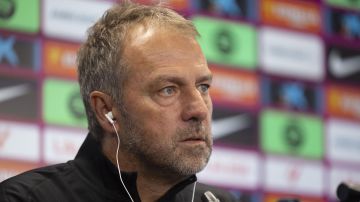 BARCELONA, 21/09/2024.-El entrenador del FC Barcelona Hansi Flick, durante la rueda de prensa tras el entrenamiento del FC Barcelona previo al partido de liga ante el Villarreal en la ciudad deportiva Joan Gamper. EFE/Alejandro García