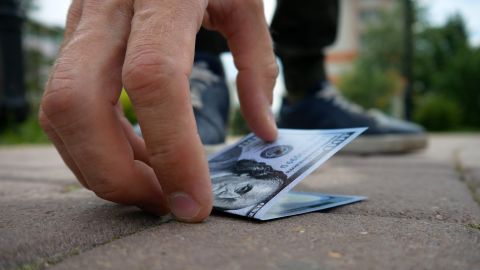 Los números de los billetes que te encuentras en la calle pueden darte un mensaje.