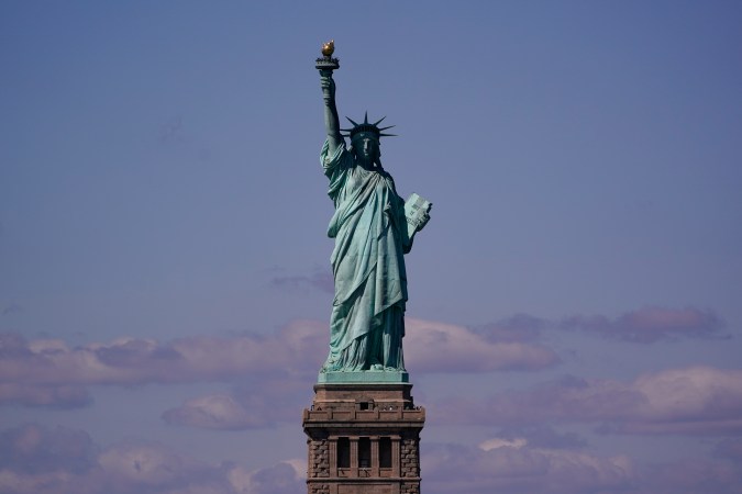 La Estatua de la Libertad en Nueva York es un símbolo mundial porque ha acogido a millones de emigrantes a EE.UU.