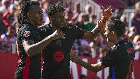 FOTODELDÍA GIRONA (CATALUÑA), 15/09/2024.- El delantero del Barcelona Lamine Yamal (c) celebra tras anotar un gol ante el Girona este domingo, durante el partido de la 5a jornada de LaLiga EA Sports, entre el Girona FC y el FC Barcelona, en el estadio Montilivi de Girona. EFE/ David Borrat