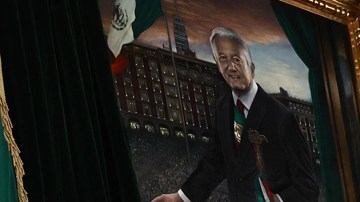AMLO desvela su retrato oficial de como presidente de México en Palacio Nacional