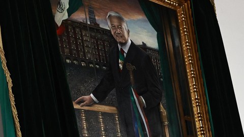 AMLO desvela su retrato oficial de como presidente de México en Palacio Nacional