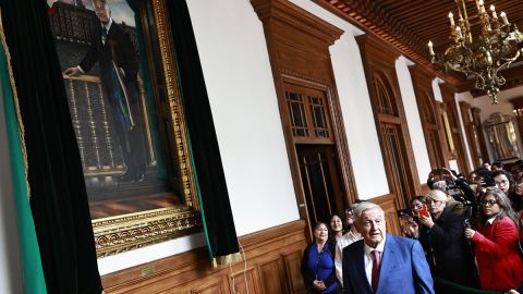 AMLO desvela su retrato oficial de como presidente de México en Palacio Nacional