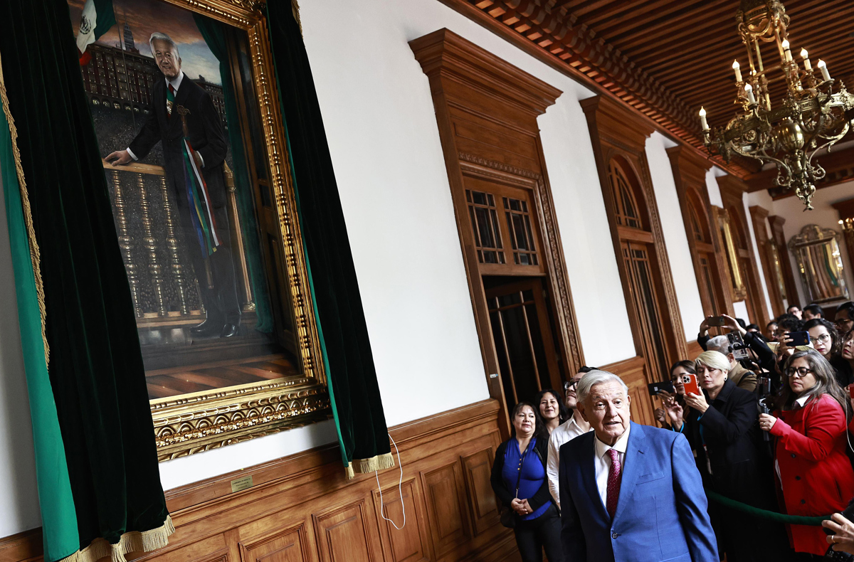 AMLO desvela su retrato oficial como presidente de México en Palacio