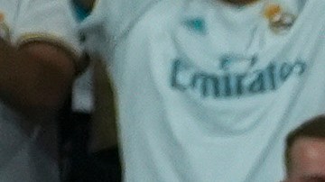 Kylian Mbappé celebrando con sus compañeros del Real Madrid con la afición de fondo en el Santiago Bernabéu.