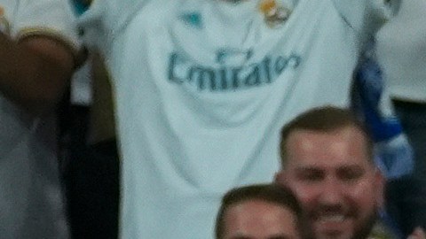 Kylian Mbappé celebrando con sus compañeros del Real Madrid con la afición de fondo en el Santiago Bernabéu.