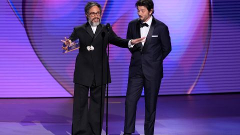 ¡Gael García Bernal y Diego Luna entregan premio en los Emmy 2024 hablando español!