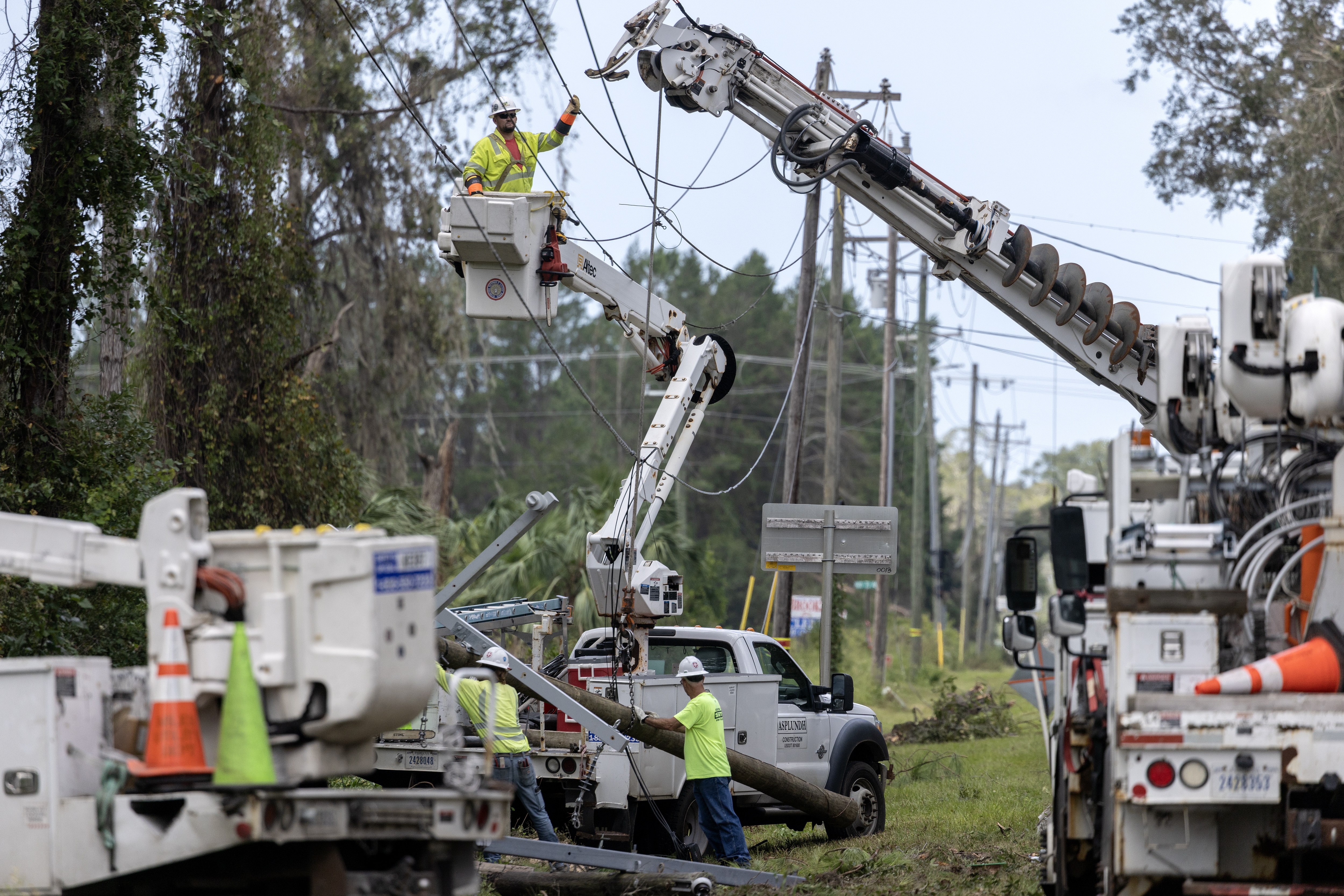 Trabajadores reparan líneas eléctricas después del paso del huracán Helene en Keaton Beach, Florida.