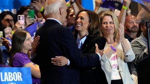 Harris y reaparecen juntos en busca del voto en Pennsylvania