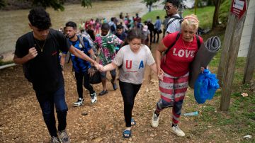 Migrantes llegan a Lajas Blancas, Panamá, después de cruzar el Tapón del Darién desde Colombia con la esperanza de llegar a EE.UU., el 26 de septiembre de 2024.