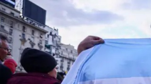 Unos 10,000 migrantes venezolanos permanecen en situación irregular en Argentina, afirman las organizaciones civiles.
