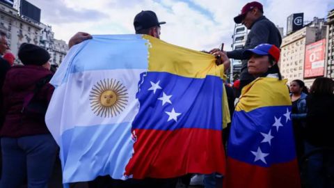 Unos 10,000 migrantes venezolanos permanecen en situación irregular en Argentina, afirman las organizaciones civiles.