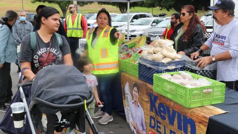 Asisten con alimentos a los residentes de Lincoln Heights.