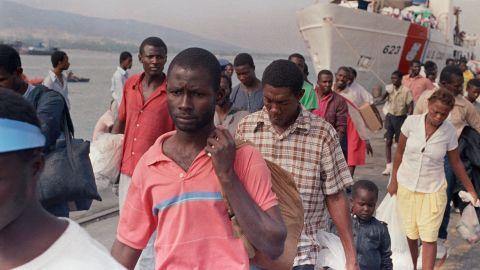 La Corte Suprema autorizó al gobierno en 1992 a repatriar a más de 12,000 refugiados haitianos detenidos en la Base Naval de EE.UU. en Guantánamo.