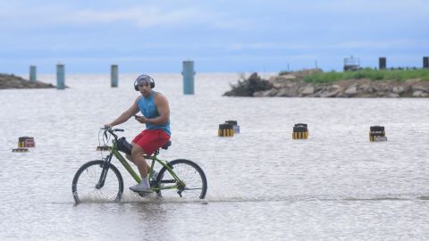 La franja costera entre Edisto Beach, en Carolina del Sur, hasta Ocracoke Inlet, en Carolina del Norte, se halla bajo alerta.