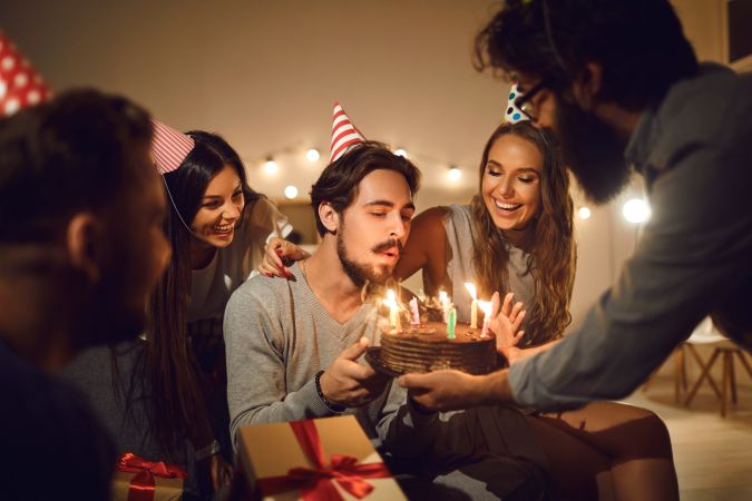 El pastel y las velas representan el vínculo con la madre.
