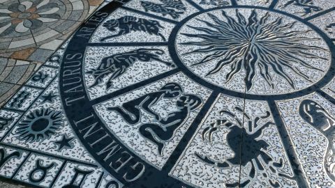 Las cúspides son las líneas de tiempo que dividen una temporada zodiacal de otra.