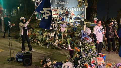 Aficionados de los Dodgers honraron al Toro Valenzuela.