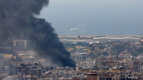 El humo se elevó sobre los suburbios del sur de Beirut tras los ataques aéreos israelíes del martes.