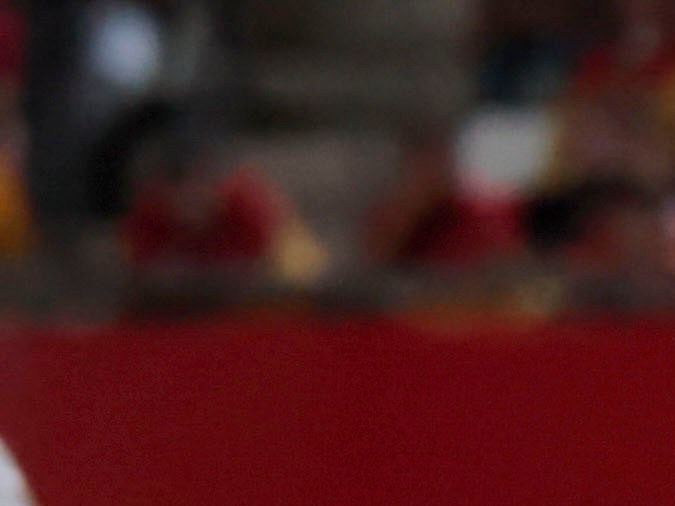 El delantero de la selección española, Lamine Yamal, cae ante la entrada del defensor de Dinamarca durante el encuentro correspondiente a la fase de grupos de la UEFA Nations League.