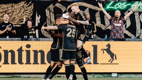 Jugadores del LAFC celebran el gol de último minuto que les dio el liderato del Oeste.