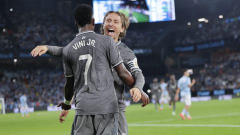 VIGO (PONEVEDRA), 19/10/2024.- El delantero del Real Madrid Vinicius Junior (i) celebra con Luka Modric tras marcar el segundo gol ante el Celta, durante el partido de la décima jornada de LaLiga EA Sports que Celta de Vigo y Real Madrid disputan este sábado en el estadio de Balaídos. EFE/Lavandeira