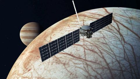 Europa, la misteriosa luna de Jupiter a la que viaja la Nasa en busca de vida y que se cree que tiene el doble de agua que la Tierra