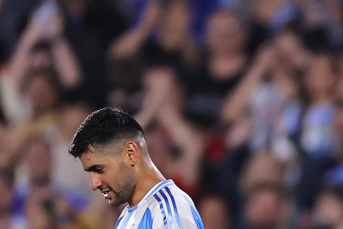 Lionel Messi celebra uno de sus goles en el partido de las eliminatorias sudamericanas entre Argentina y Bolivia en Buenos Aires.