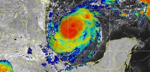 Milton se convierte en poderoso huracán categoría 4 y mantiene su trayectoria rumbo a Florida