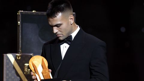 Paris (France), 28/10/2024.- Argentine and Inter forward Lautaro Martinez presents the Yashin Trophy for the best goalkeeper at the Ballon d'Or 2024 ceremony at the Theatre du Chatelet in Paris, France, 28 October 2024. (Francia) EFE/EPA/MOHAMMED BADRA