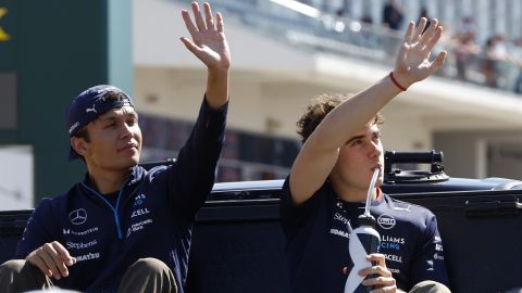 Austin (United States), 20/10/2024.- Franco Colapinto of Argentina (R) and Alexander Albon of Thailand (L) for Team Williams during the Driver'Äôs Parade before the Formula One United States Grand Prix, at the Cirtcuit of the Americas in Austin, TX, USA, 20 October 2024. (Fórmula Uno, Tailandia, Estados Unidos) EFE/EPA/JOHN MABANGLO