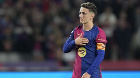 BARCELONA, 20/10/2024.- El centrocampista del Barcelona Gavi, al término del partido de LaLiga que FC Barcelona y Sevilla FC han disputado este domingo en el estadio Lluis Companys. EFE/Alejandro García