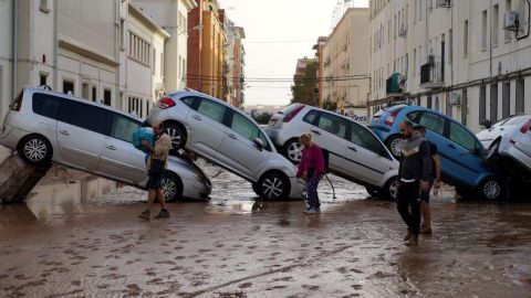 La fuerza del agua arrastró autos y derribó puentes.