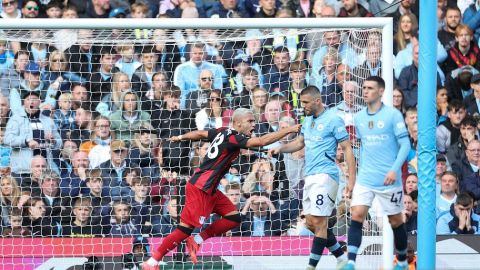 Manchester (United Kingdom), 05/10/2024.- Andreas Pereira (L) of Fulham celebrates scoring the 0-1 goal during the English Premier League soccer match between Manchester City and Fulham FC in Manchester, Britain, 05 October 2024. (Reino Unido) EFE/EPA/ADAM VAUGHAN EDITORIAL USE ONLY. No use with unauthorized audio, video, data, fixture lists, club/league logos or 'live' services. Online in-match use limited to 120 images, no video emulation. No use in betting, games or single club/league/player publications.