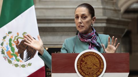 MEX2240. CIUDAD DE MÉXICO (MÉXICO), 15/10/2024.- La presidenta de México, Claudia Sheinbaum, participa este martes durante una rueda de prensa en el marco de la cumbre de alto nivel entre líderes y empresarios de México y Estados Unidos realizada en Palacio Nacional de la Ciudad de México (México). Empresarios de Estados Unidos hicieron anuncios de inversión a la presidenta de México, Claudia Sheinbaum, por más de 20.000 millones de dólares para 2025 durante una reunión este martes en el Palacio Nacional. EFE/José Méndez