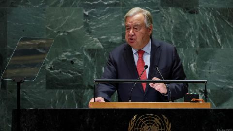 Jefe de la ONU pide ante Putin una "paz justa" en Ucrania