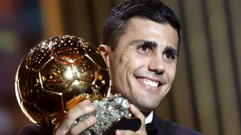 Paris (France), 28/10/2024.- Manchester City and Spain midfielder Rodri wins the Men's Ballon d'Or 2024 award at the Ballon d'Or 2024 ceremony at the Theatre du Chatelet in Paris, France, 28 October 2024. (Francia, España) EFE/EPA/MOHAMMED BADRA