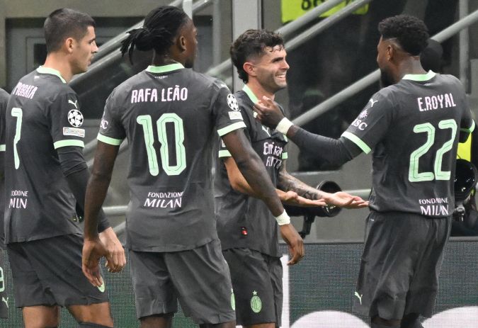 El estadounidense Christian Pulisic celebrando su anotación con sus compañeros del AC Milan.