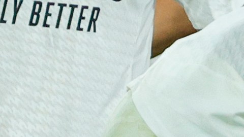 El defensor del Real Madrid, Dani Carvajal, en el terreno de juego con claras muestras de dolor tras lastimarse la rodilla derecha este sábado en el duelo ante el Villarreal.