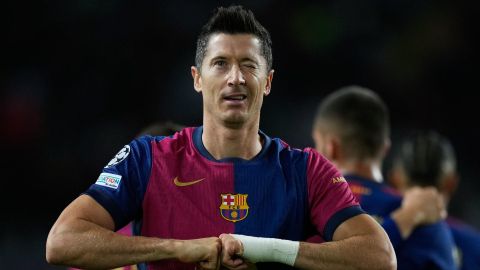 BARCELONA, 01/10/2024.- El delantero polaco del FC Barcelona Robert Lewandowski celebra el primer gol de su equipo durante el encuentro correspondiente a la segunda jornada de la Liga de Campeones que disputan hoy martes FC Barcelona y Young Boys en el Estadio Olímpico Lluis Companys, en Barcelona. EFE/Enric Fontcuberta