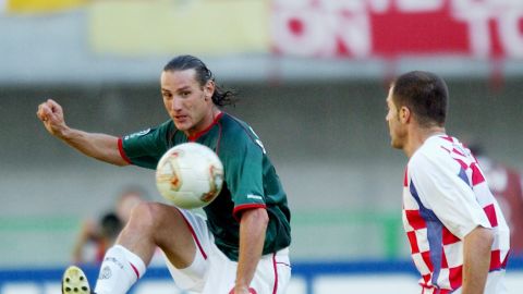 Mexico midfielder Gabriel Caballero, left, controls the ball against Croatia's Zvonimir Soldo during the second half of their 2002 World Cup opening match Monday, June 3, 2002 in Niigata, Japan. Mexico forward Cuautemoc Blanco scored the game winning goal on a penalty kick to lift Mexico past Croatia 1-0. Croatia and Mexico are in Group G along with Ecuador and Italy. (AP Photo/Kevork Djansezian)