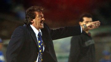 Mexico's coach Ricardo Lavolpe shouts to his players during their game against Argentina, Saturday, July 10, 2004, in Chiclayo, Peru, during their Copa America game at stadium Elias Aguirre. Mexico won 1-0. (AP Photo/Natacha Pisarenko)